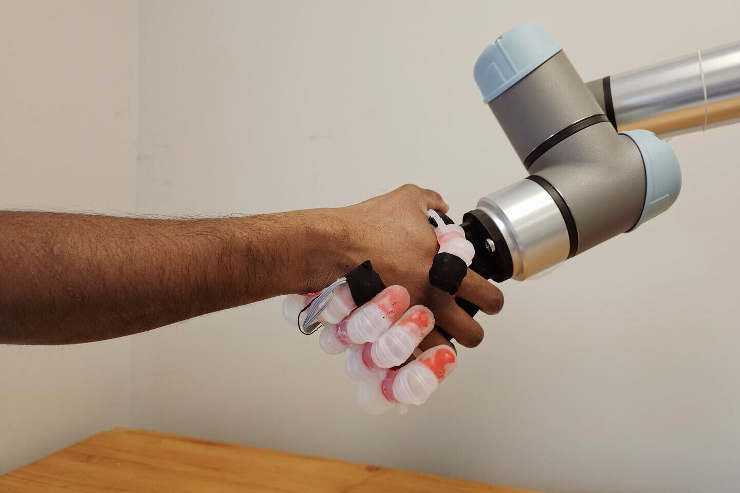 Protesing Hand Prosthetic hand knows exactly how hard it can safely squeeze stuff