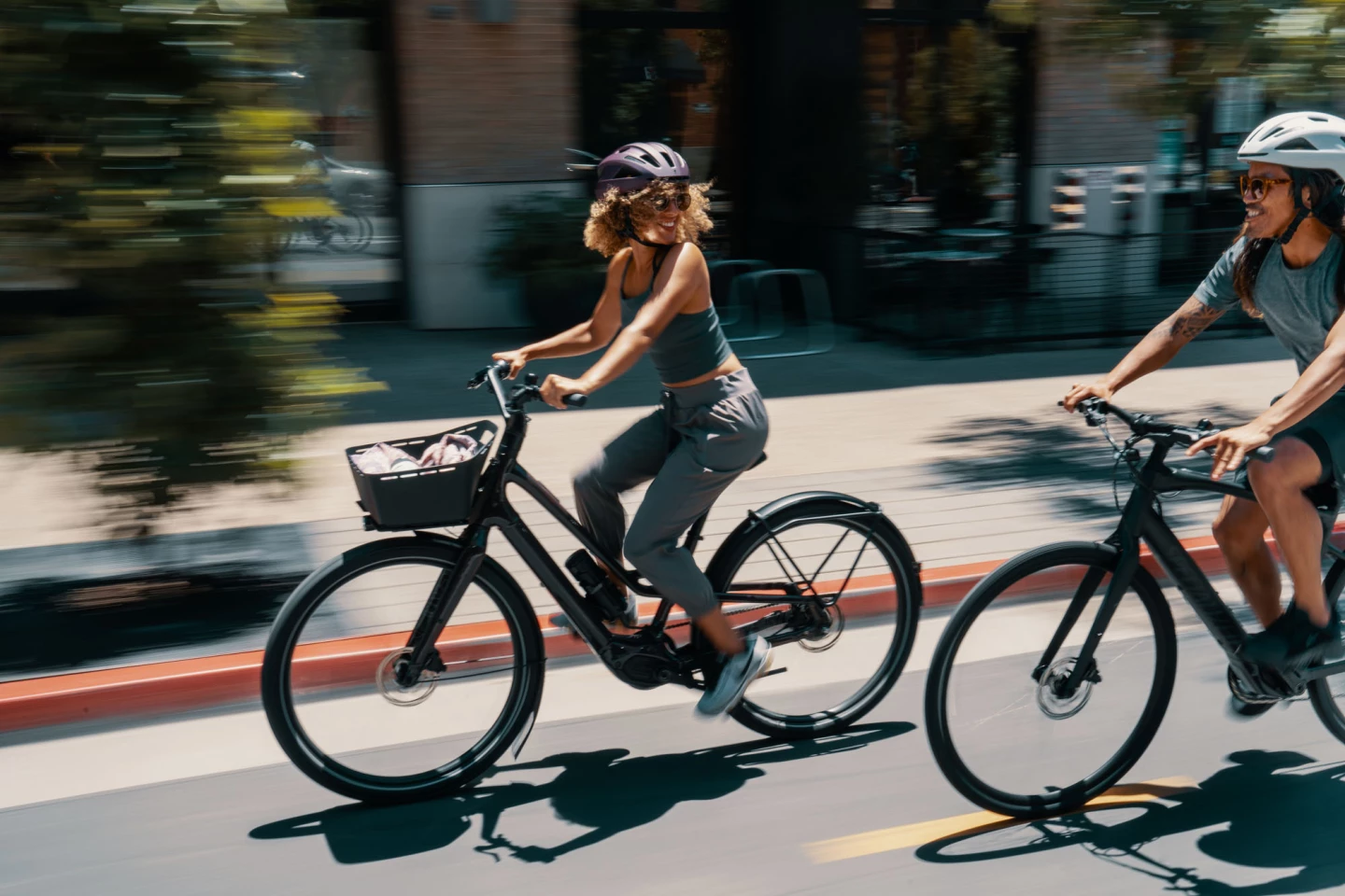 The frame-integrated battery is reckoned good for up to 62 miles per charge, but an optional range extender can be strapped to the downtube