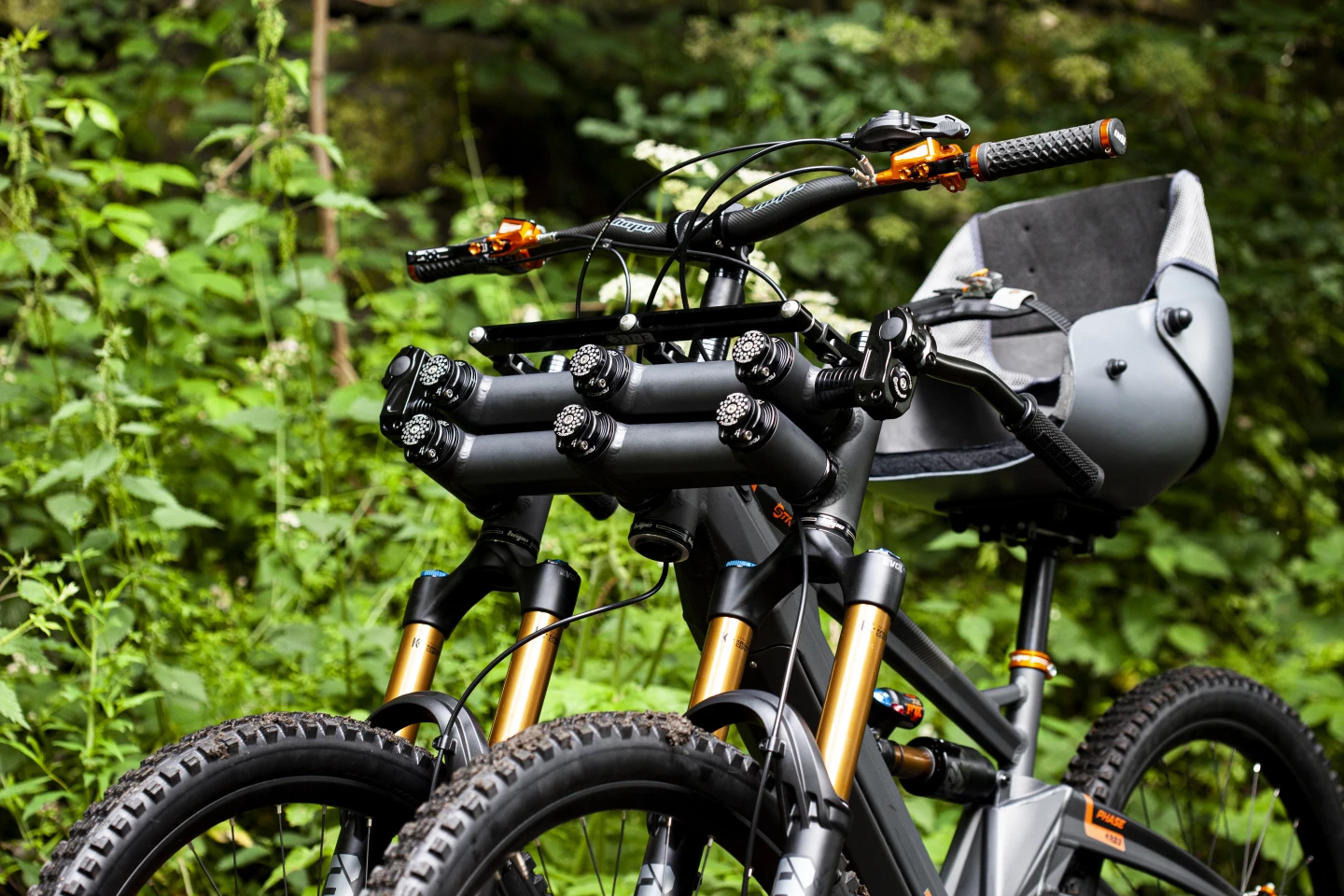 A close look at the Orange Phase AD3's cantilever linkage