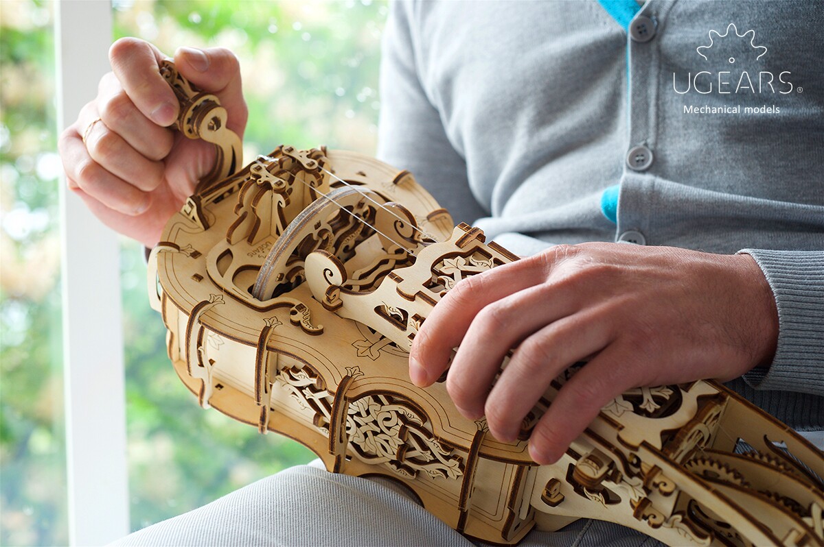 To start the music flowing, the player just need to crank the handle with one hand to kick off a drone sound from the bourdon and melody strings