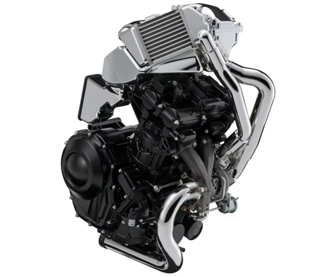 The XE7 turbo engine was introduced timidly by Suzuki at Tokyo. The intercooler has moved on top of the cylinder in comparison to the turbo system that was patented in USA