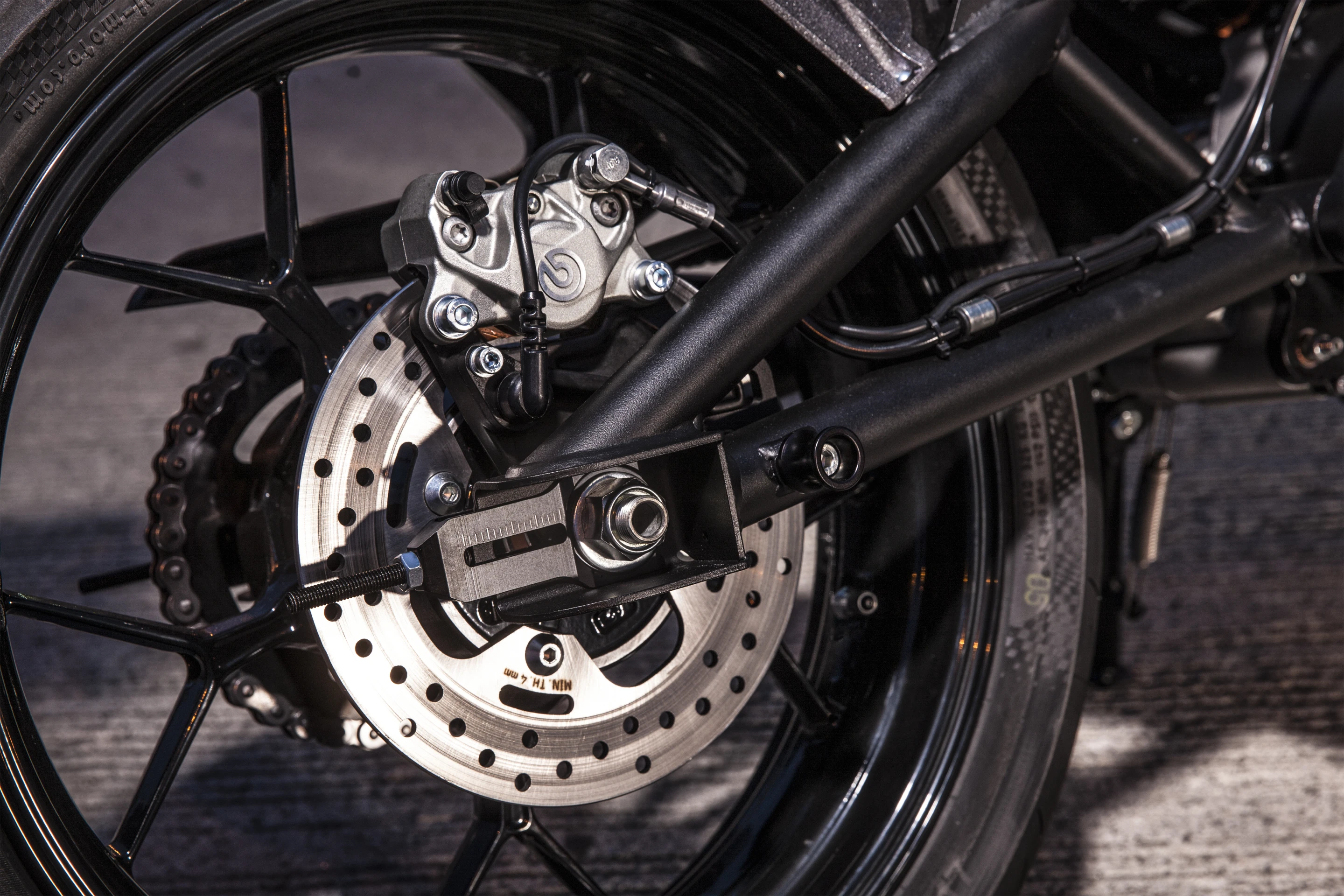 The single rear disk is coupled with a Brembo two-piston caliper