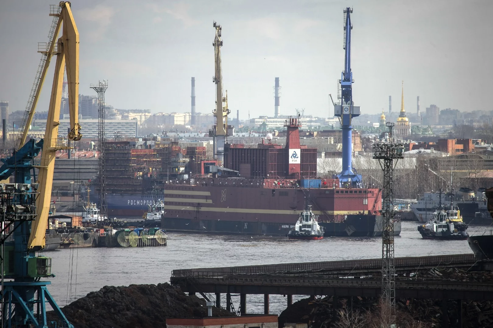 The “Akademik Lomonosov” leaves St. Petersburg under tow