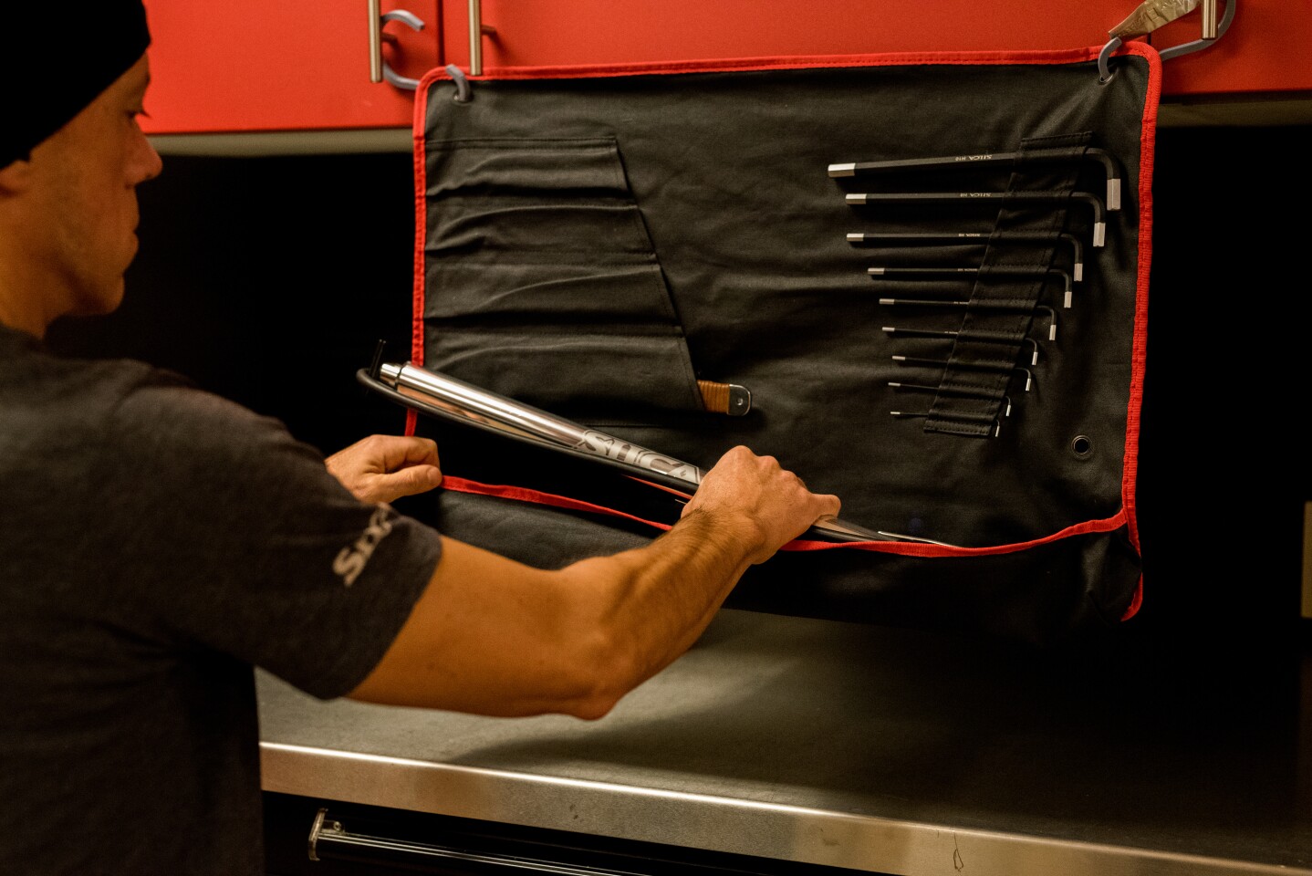 The Silca Viaggio's waxed canvas case in use