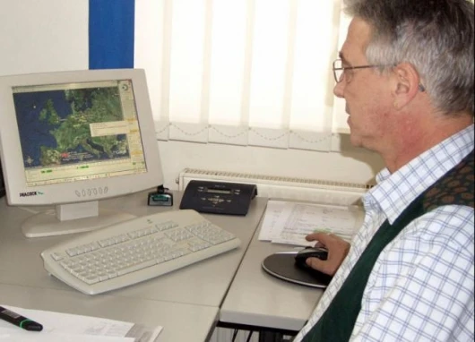 Always know who is where and what is currently being done: for example live posi-tion-finding using GPSoverIP on the screen at the taxi control center,