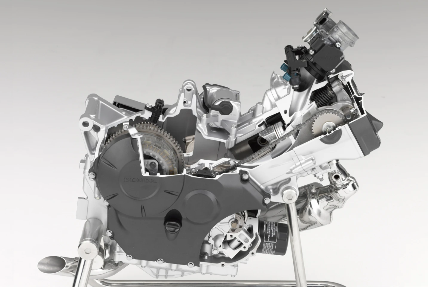 There’s a single 36 mm throttle body and PGM-FI fuel injection system supplies the optimum amount of fuel/air mixture thanks to an oxygen sensor in the exhaust. Fuel consumption of 28,4km/l (WMTC mode) is particularly impressive, enabling a 300km plus range from the 11.6 liter fuel tank.