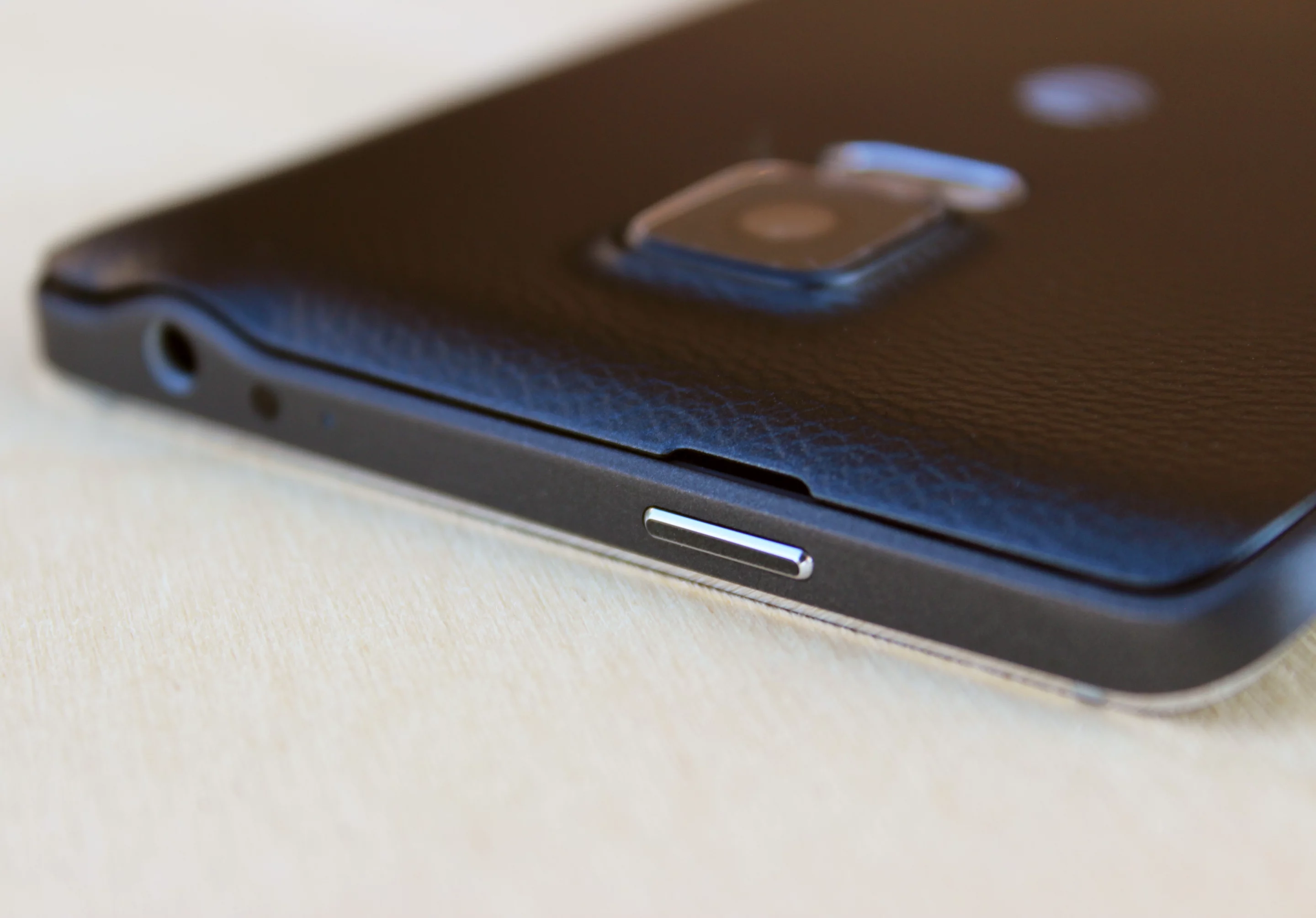 The power/sleep button is on the top of the phone, rather than the right edge (for obvious reasons) (Photo: Will Shanklin/Gizmag.com)