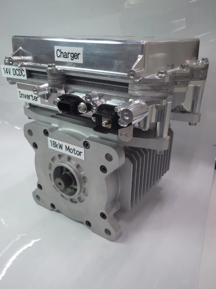 The motor/inverter/charger module lives in the lower "e-Torta" layer of the SPACe_C vehicle architecture