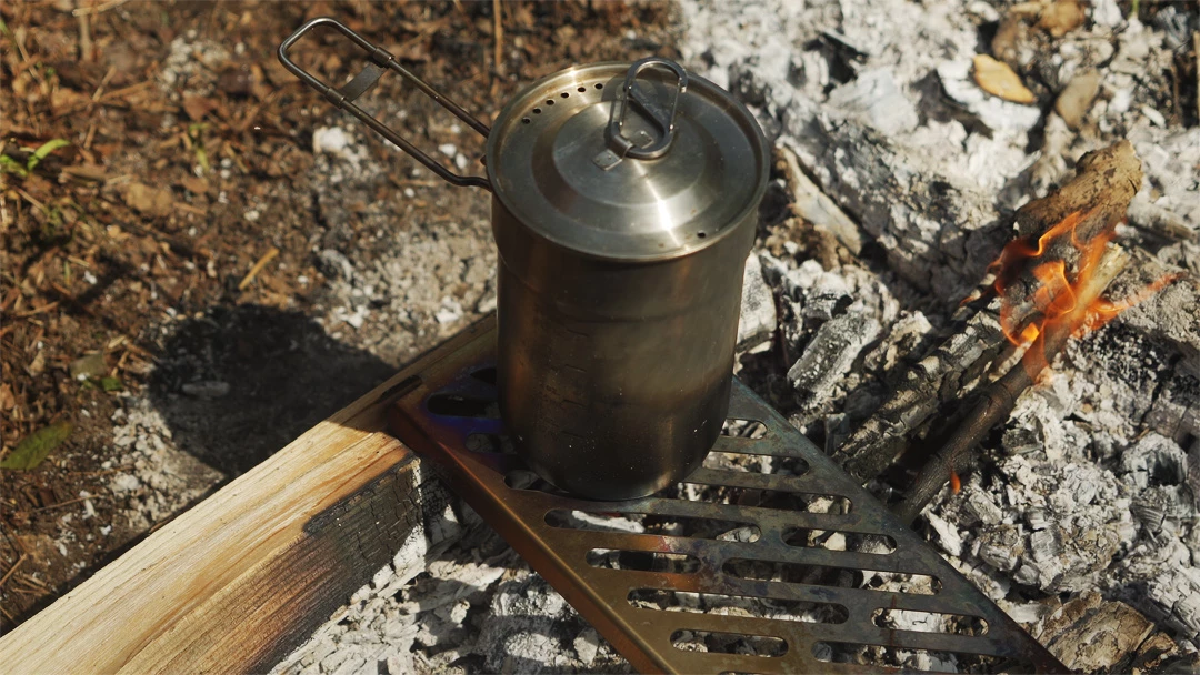 The grill tray can be set up without the legs