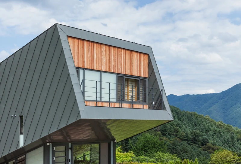 By tilting upwards, the home offers great views of nearby Chungpyong Lake (Photo: Kyungsub Shin)