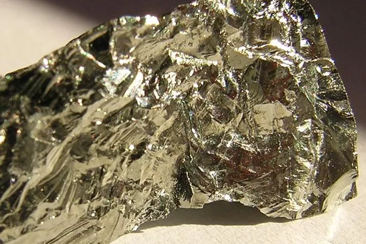 A chunk of germanium in its natural form (Photo: Gibe)