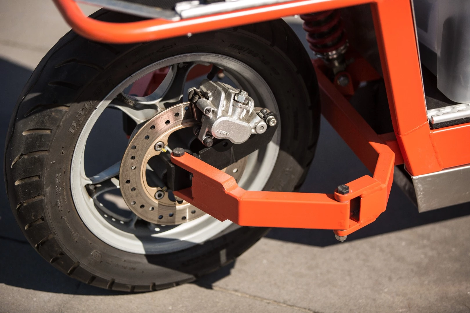 EsCargo: disc brakes front and rear