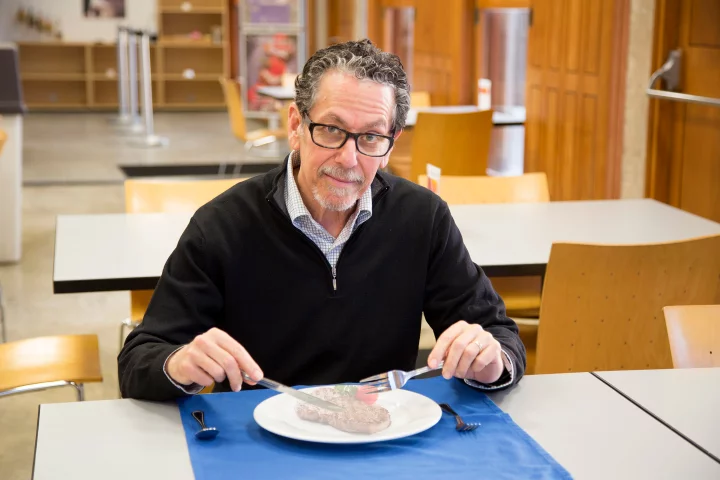 Lead scientist Ronald Evans consuming an "imaginary meal," of the type that fexaramine could cause the body to believe is being consumed (Photo: Salk Institute for Biological Studies)