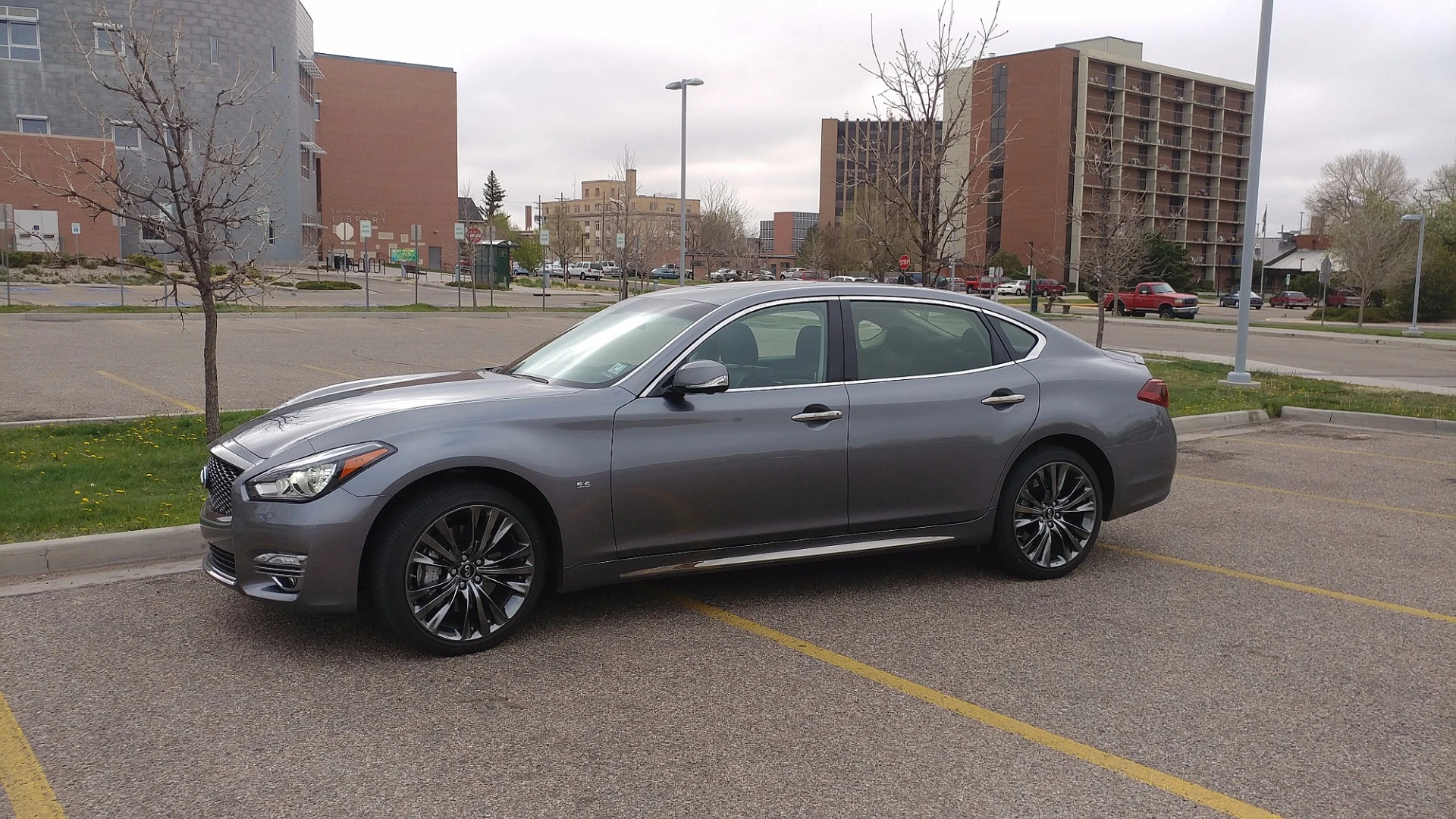 Equipped with a 5.6L engine, the 2017 Q70 begins to showcase its shared platform with the little 370Z sports car