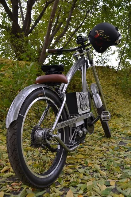 Power is supplied by a 20-Ah lithium-ion battery, that can be charged in about two hours