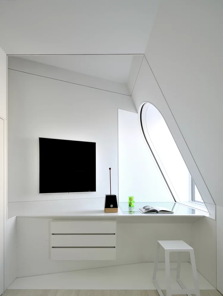 A bedroom window offers a view of the Woolworth Building spire (Photo: David Hoston)