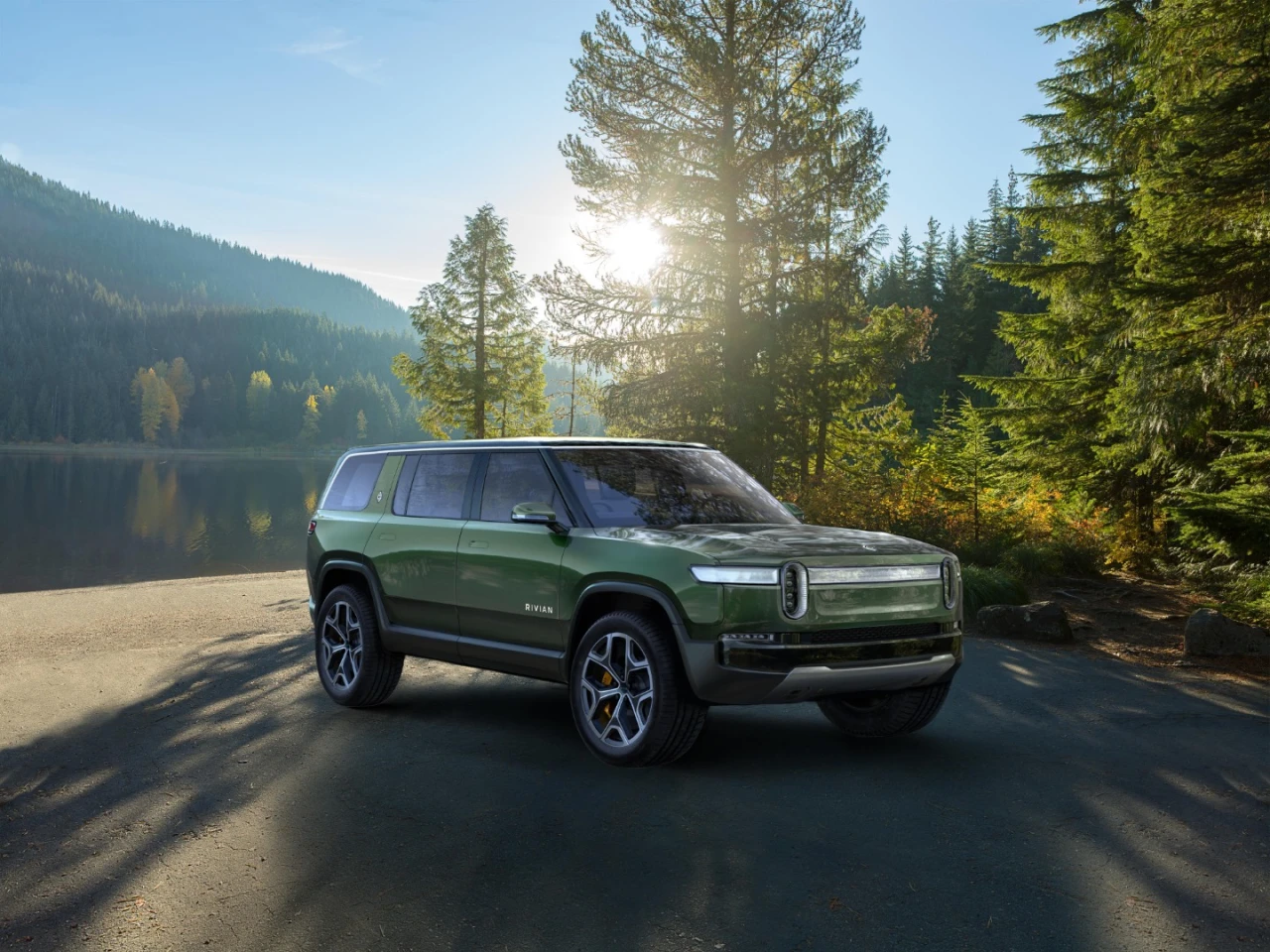 The Rivian R1S has three battery pack options: a 105 kWh, 135 kWh, and a 180 kWh. Each offers more range than the last