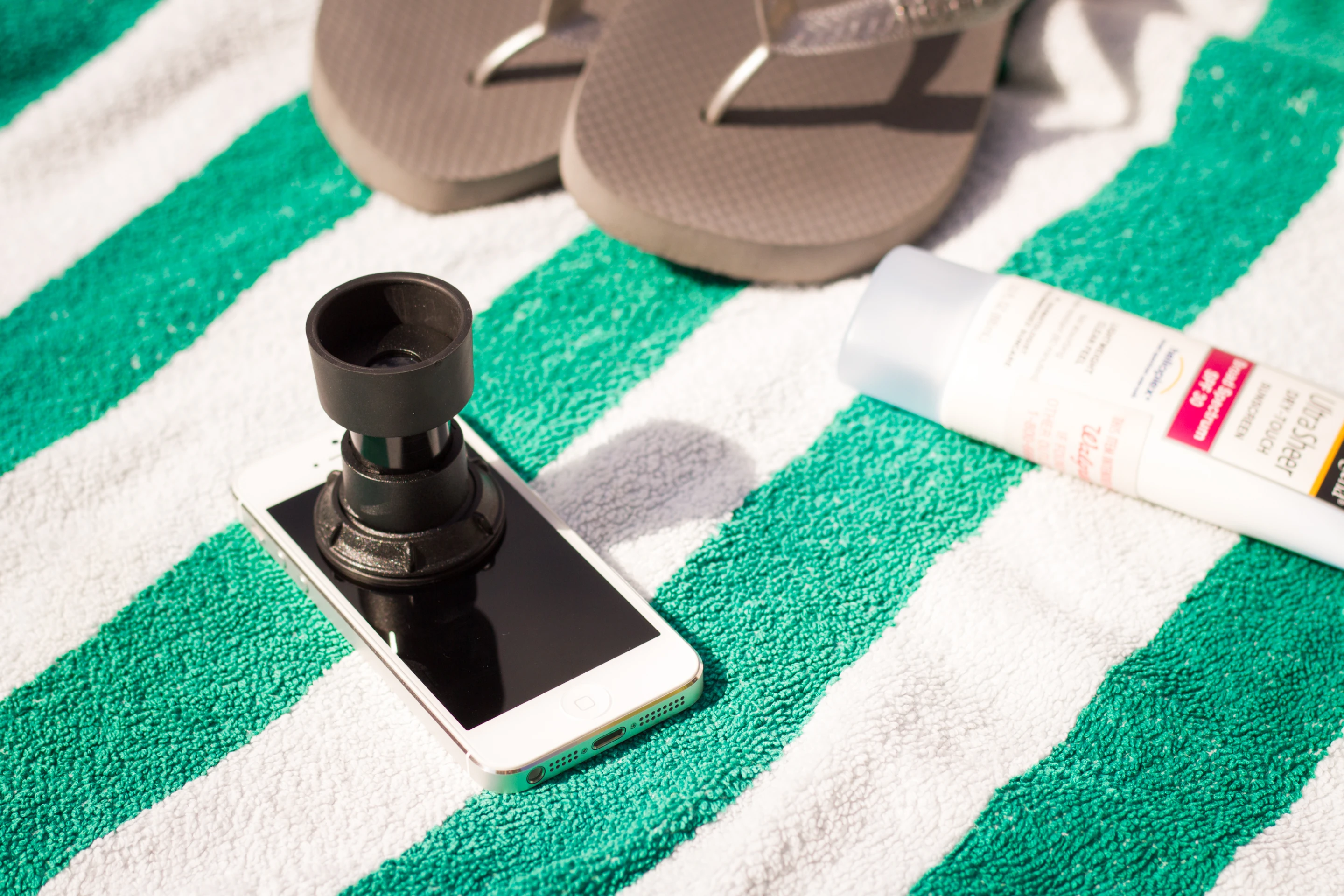 The Daylight Viewfinder is simply an extendable eyepiece with a screw-on suction pad, that allows it to be temporarily attached to the iPhone’s screen