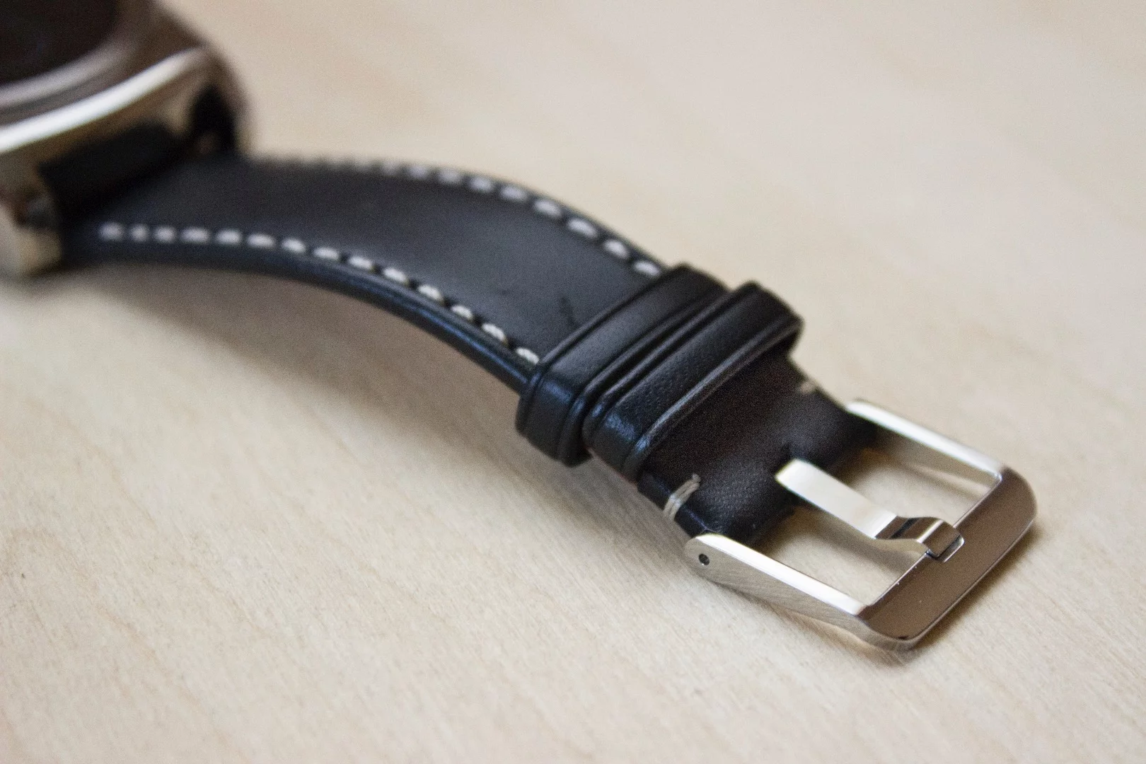 Leather band, complete with stitching, on the LG Watch Urbane (Photo: Will Shanklin/Gizmag.com)