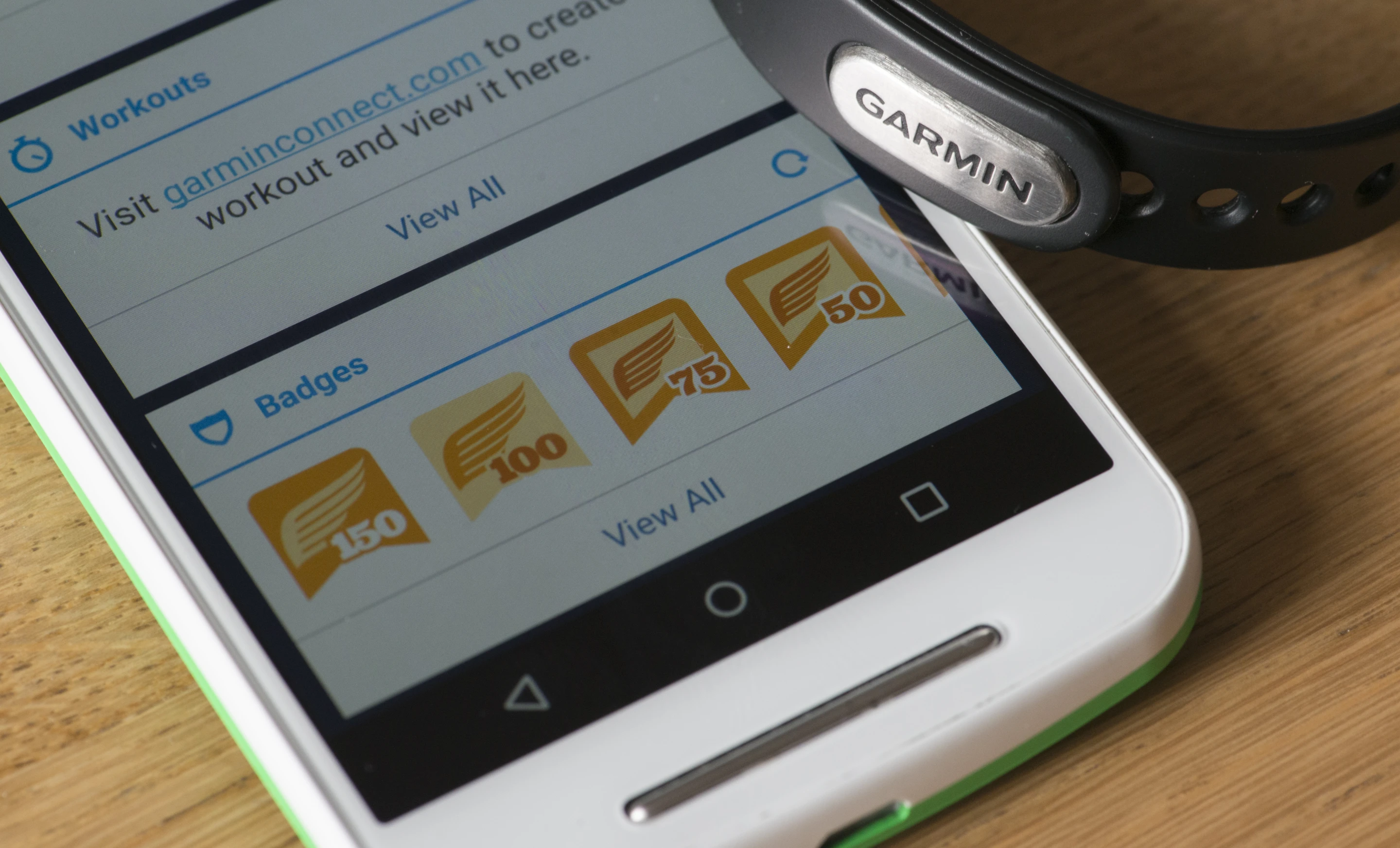 Badges are used to encourage activity with the Garmin Vivosmart tracker (Photo: Simon Crisp/Gizmag.com)
