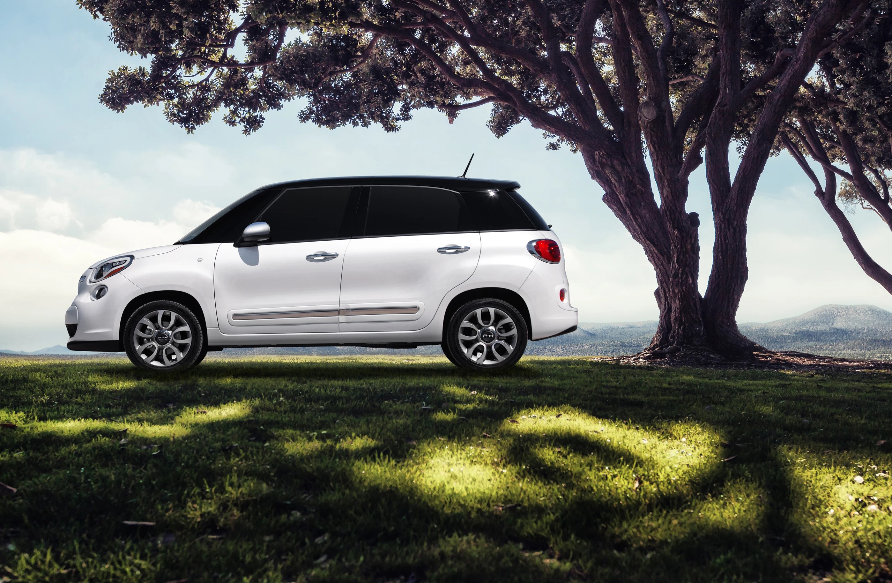 The side view of the Fiat 500L