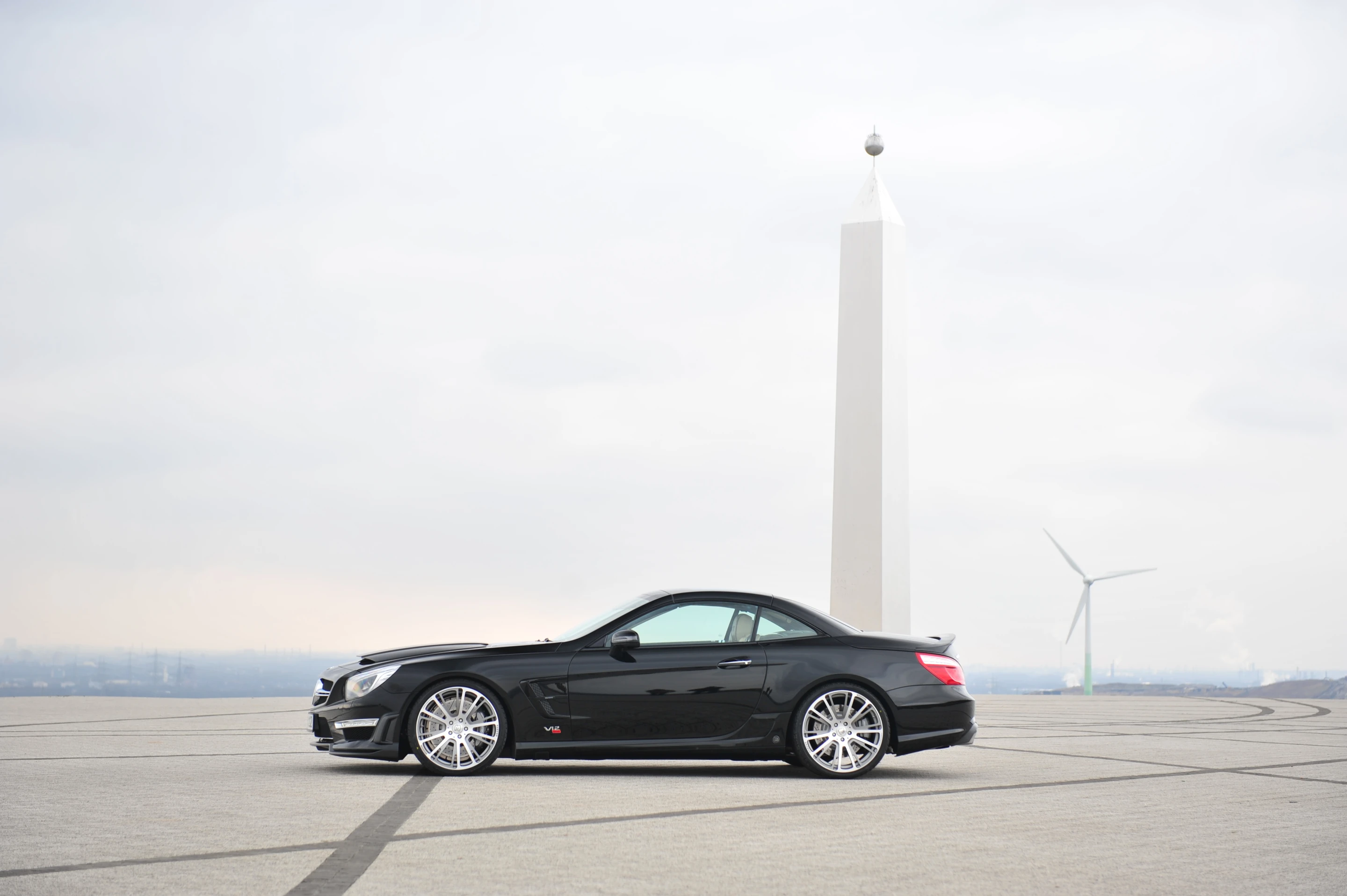 Custom options include scuff plates with backlit Brabus logo, a speedometer with 360-km/h (220 mph) dial, carbon fiber and wood trim sets, and a variety of surface finishes