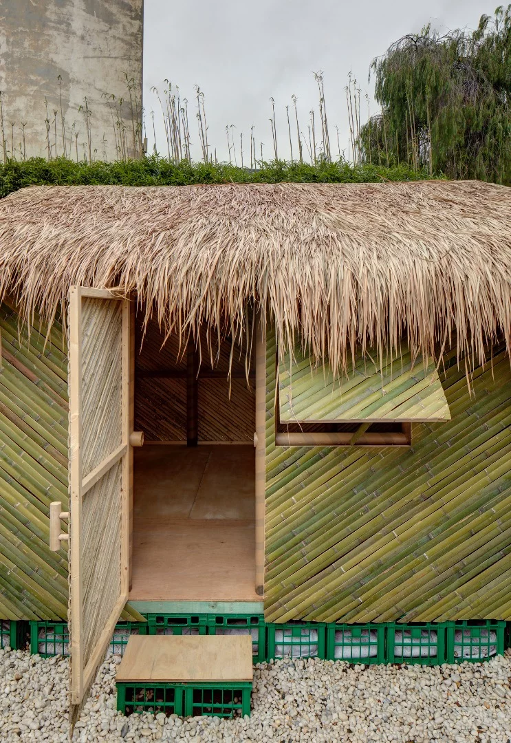 Owing to similar tropical climates of the Ecuadorian coast and the Philippines, this shelter is based on one of Shigeru Ban's previous designs for the latter