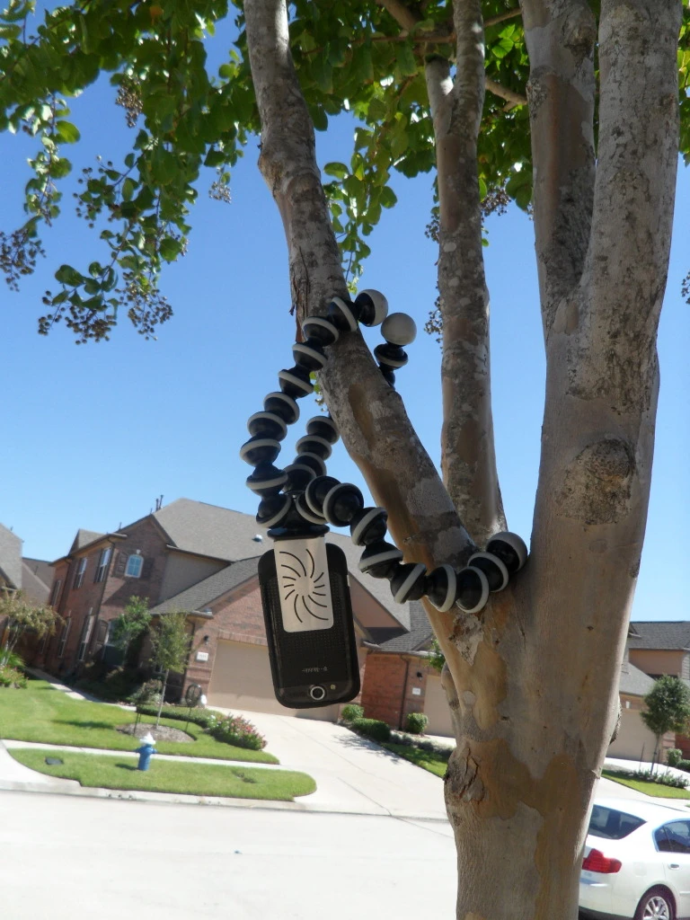 Capta is a device that attaches simply to any smartphone, allowing it to be mounted on a tripod