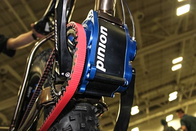 If you don't like bent derailleurs and grimy chains, then you might like this mountain bike from Reeb – it features a Pinion sealed gearbox and a Gates belt drive (Photo: Ben Coxworth/Gizmag.com)