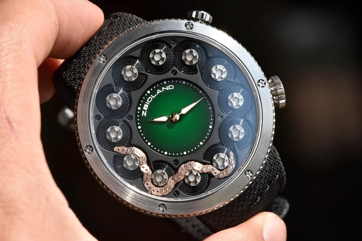 Video: Luxury watch puts a slithering mechanical snake on your wrist