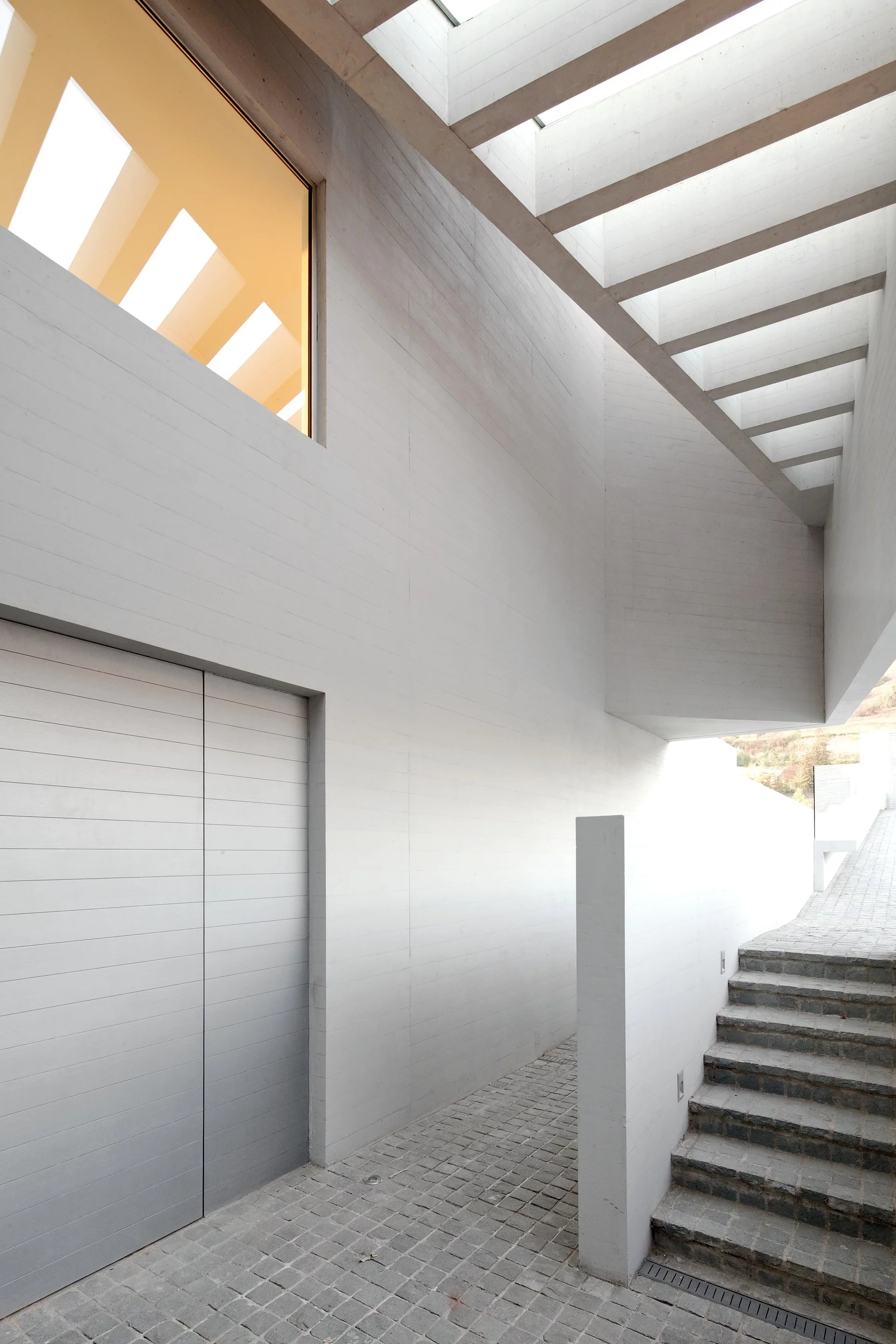 Titanium oxide has shown promise in many different experiments, including "self-cleaning" walls (Photo: Nico Saieh)