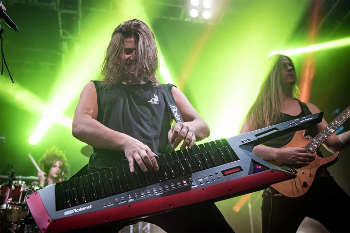 The AX-Edge comes in black or white variants, with the former sporting an all-black keyboard that's perfect for center stage rockers