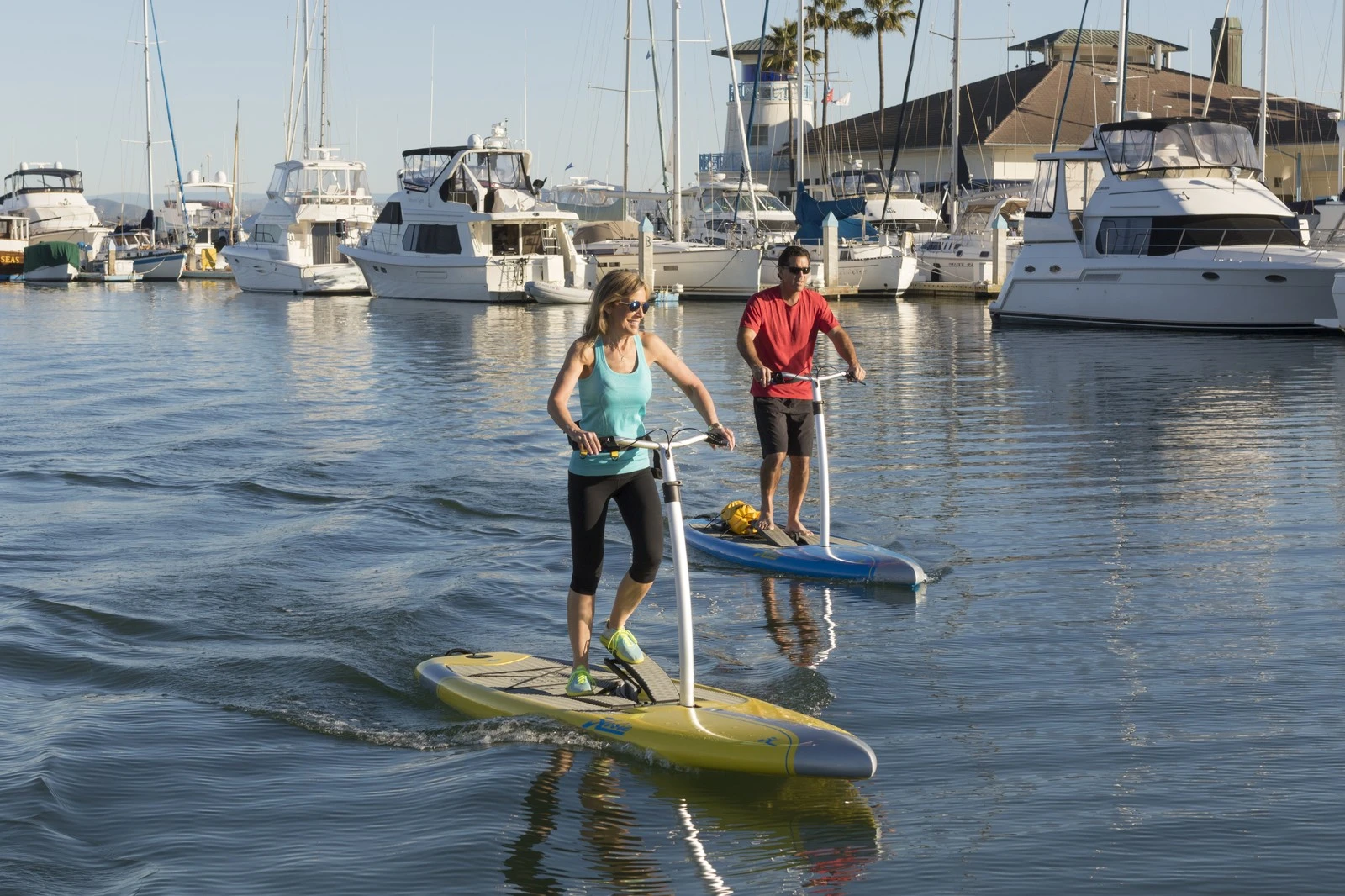 Users can steer the board with the aluminum alloy handlebars (adjustable between 36 and 43 in (91 and 109 cm)