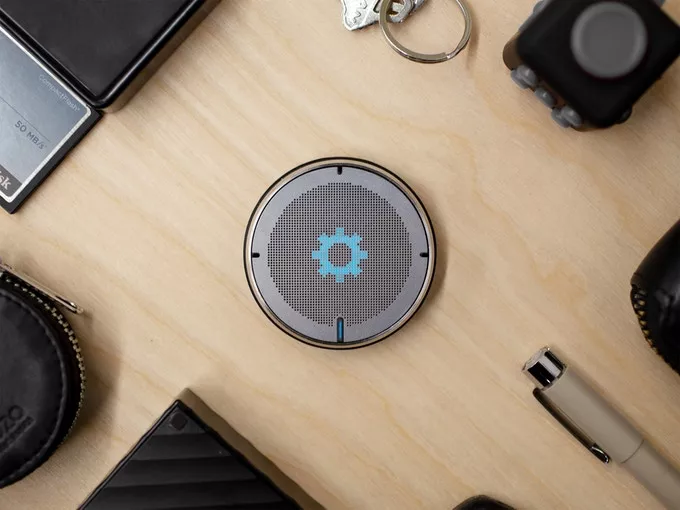 Rollova features an OLED display