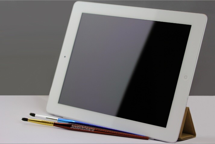 The Flow is a capacitive paintbrush, that allows for the feeling of using a traditional paintbrush when creating art on a touchscreen device