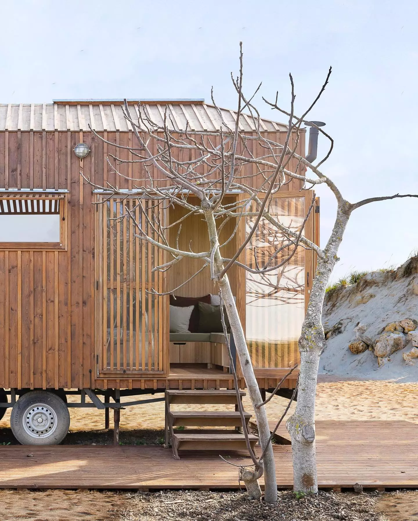 The Raposa is based on a double-axle trailer and finished in wood