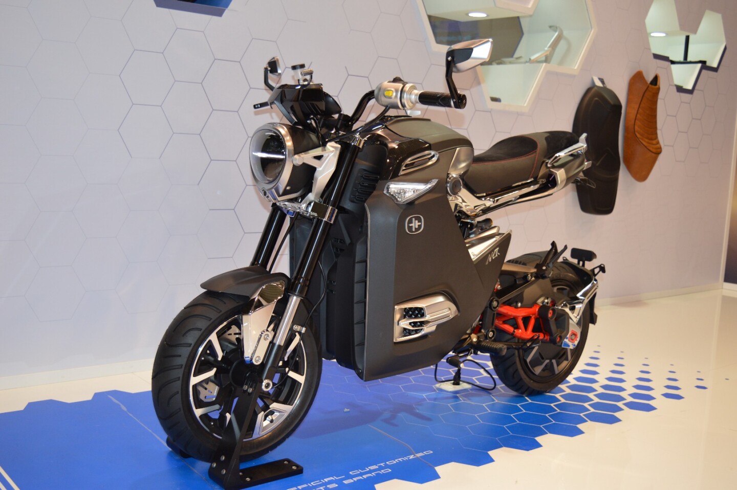 Electric mini bike augments commuting with extended connectivity
