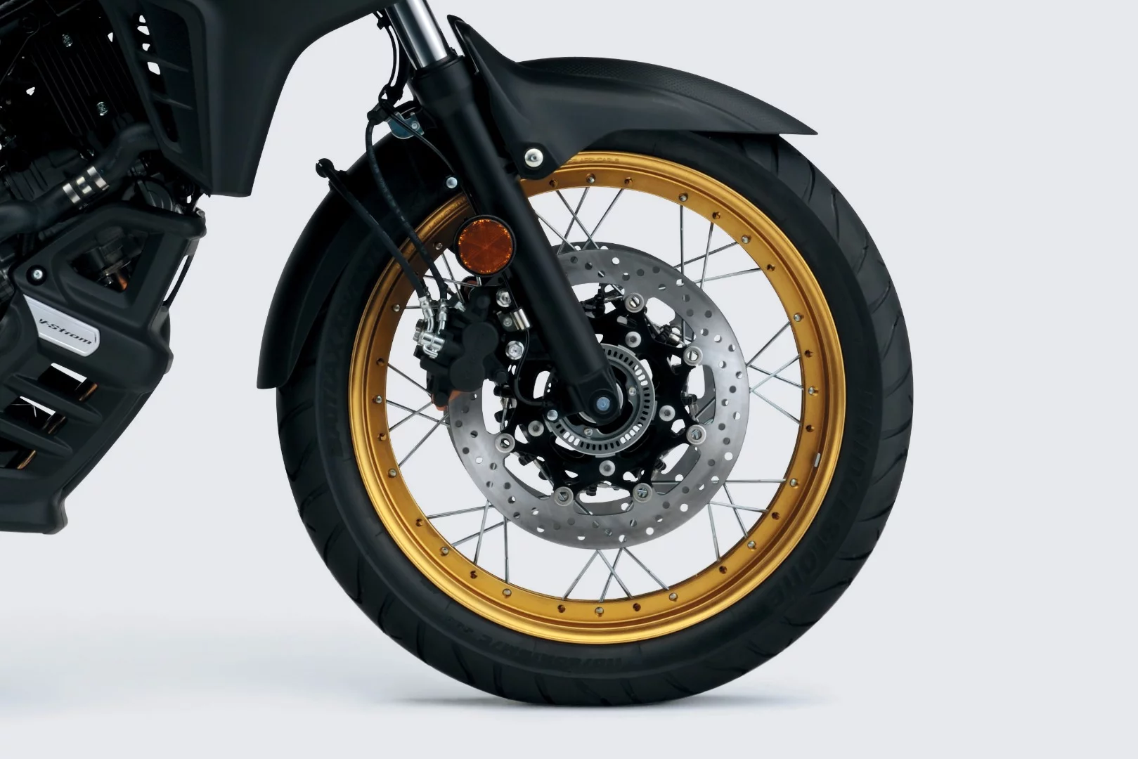 Just like in the 1000, the 2017 Suzuki V-Strom 650's spoke wheels come from DID and accept tulebess tires