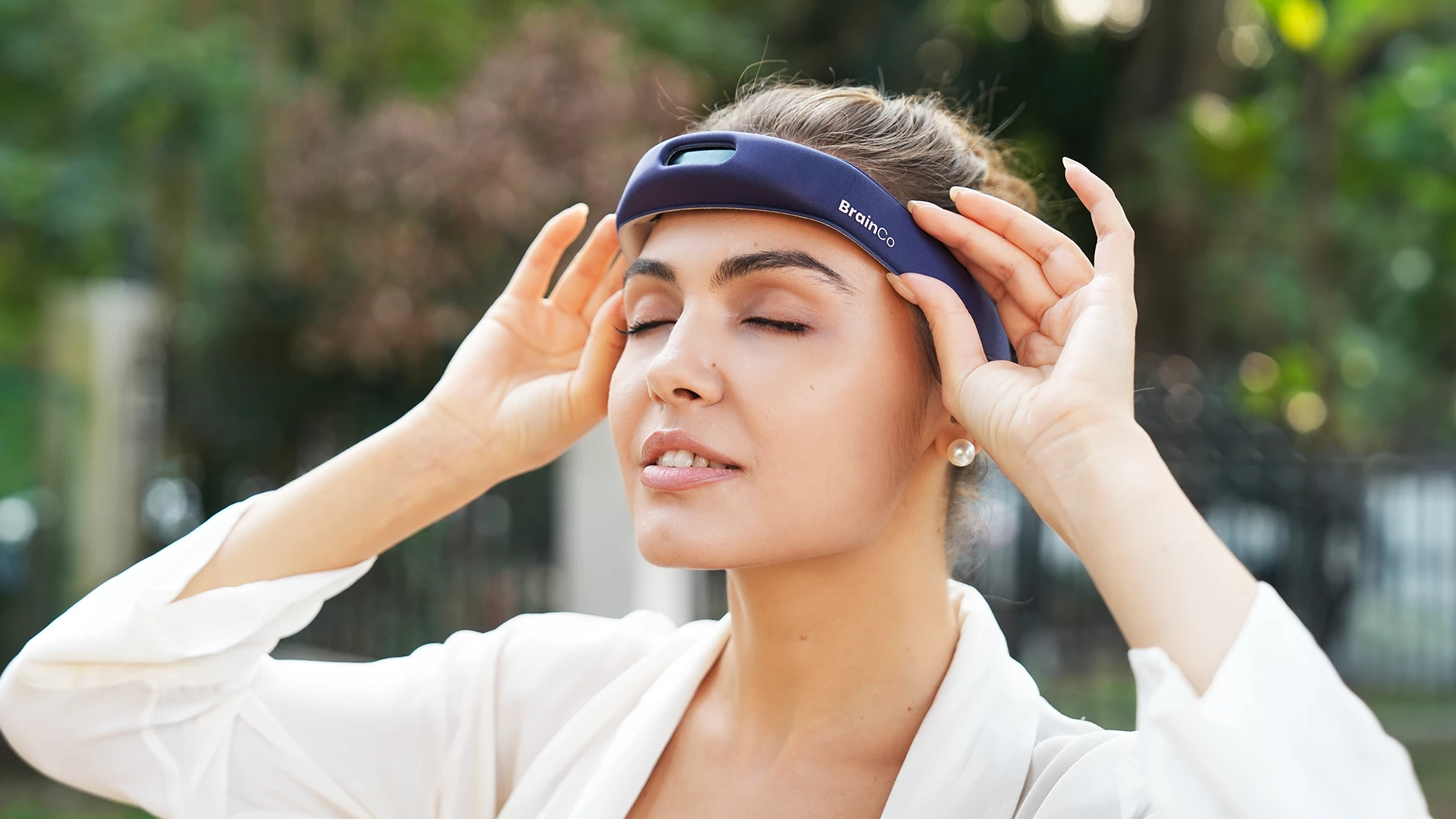 OxyZen tracks heart rate, blood oxygen and brain waves to provide tailored meditation and sleep guides