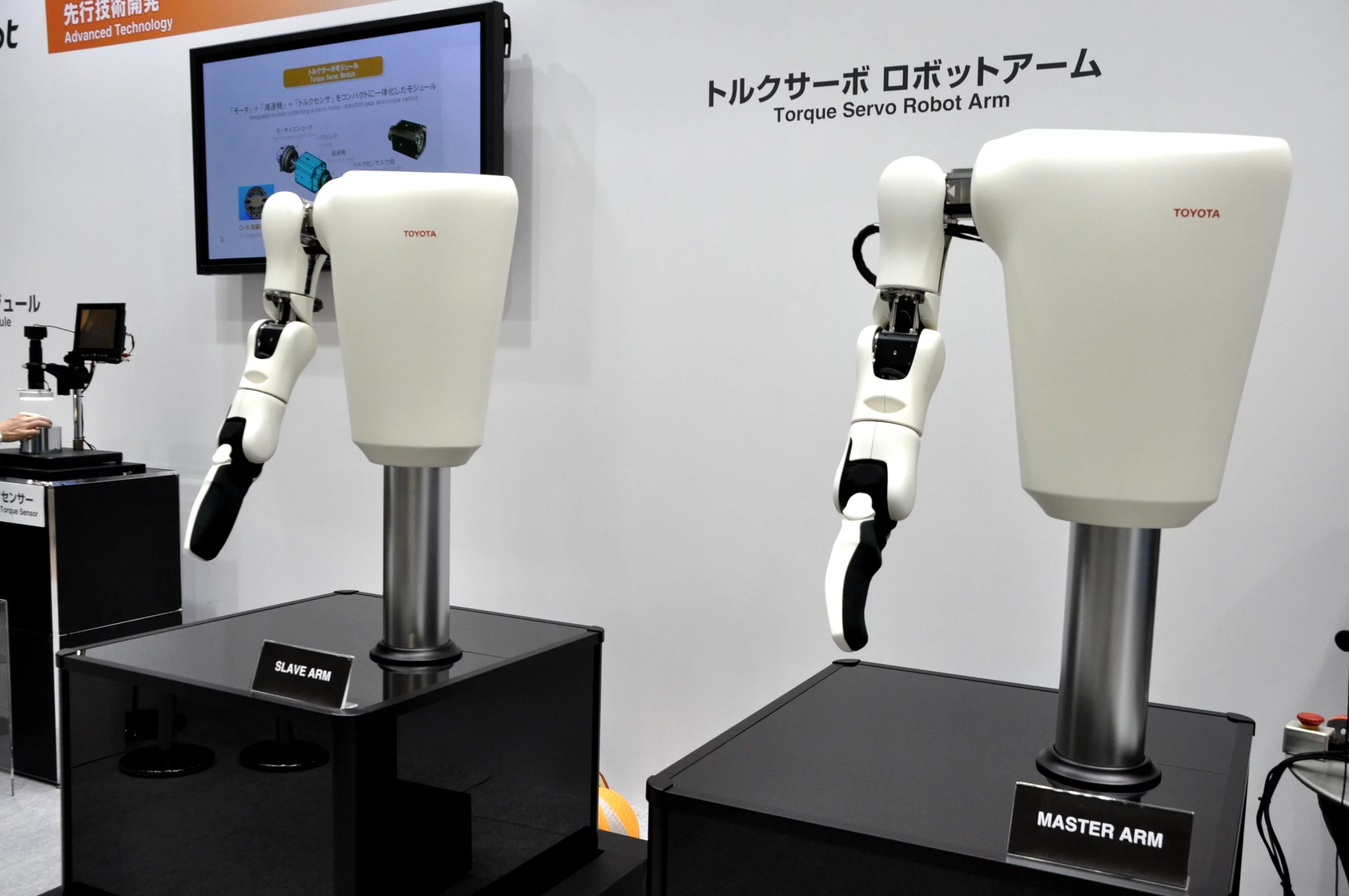 The master arm, left, controls the slave arm, right (Photo: Mike Hanlon, Gizmag)