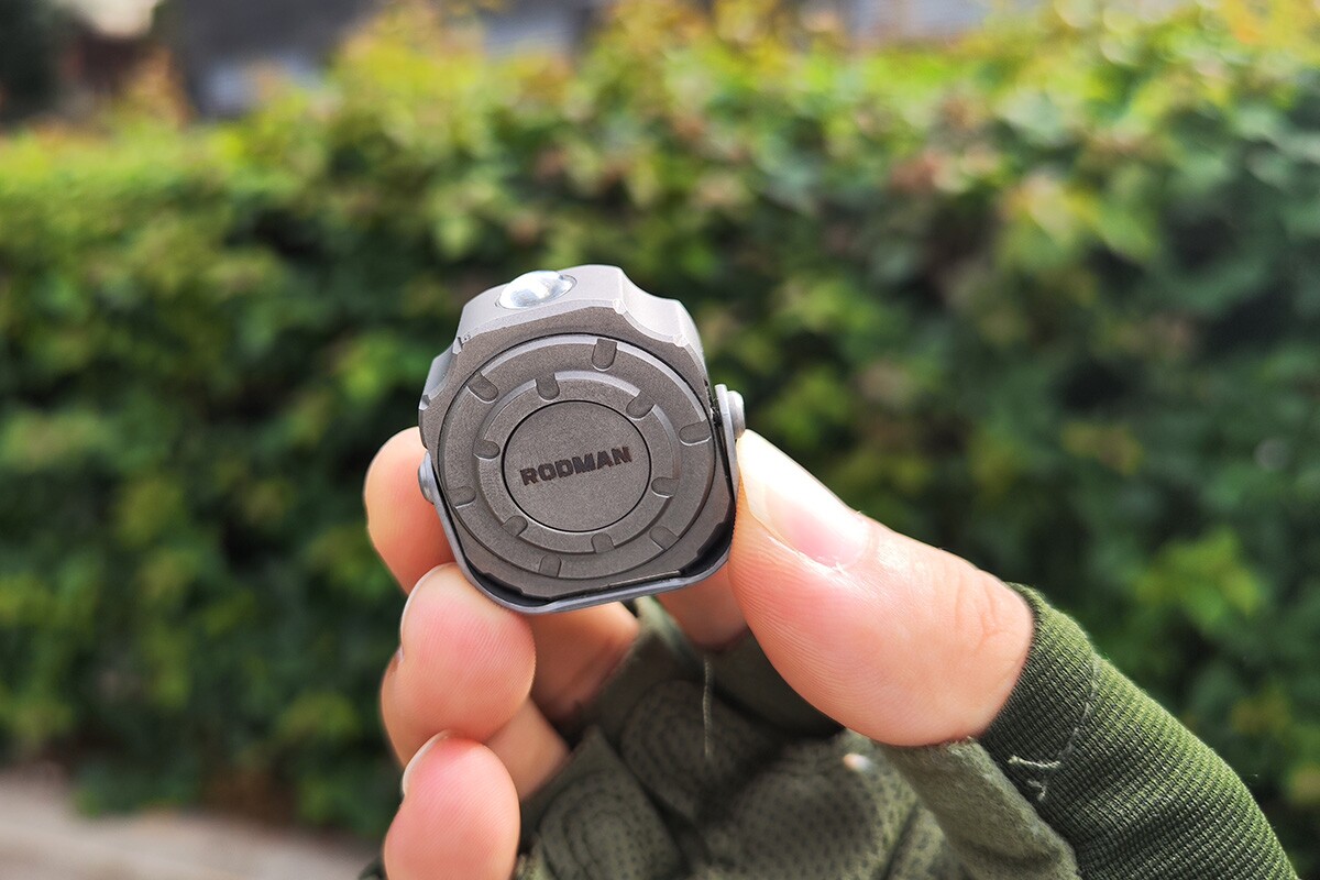 Titanium coin-sized flashlight boasts 300 lm and can last a whole day