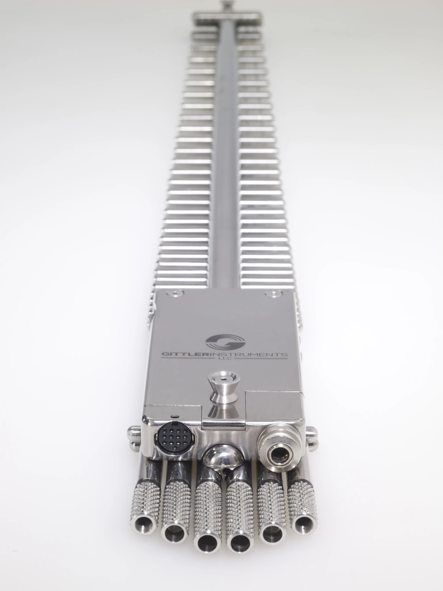 There's a small electronics box sat behind the pickups that offers both standard 6.3 mm instrument output and hexaphonic