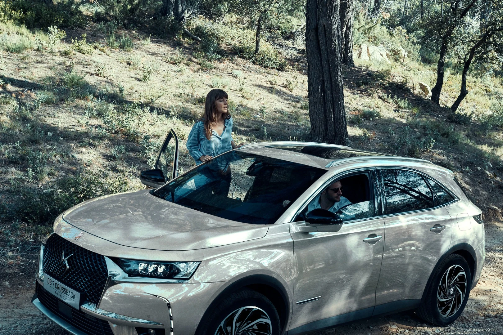 The plug-in hybrid powertrain can carry the DS 7 Crossback E-Tense up to 31 miles (50 km) in all-electric mode