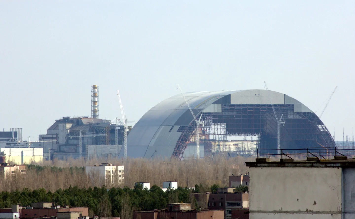 The Chernobyl reactor being fitted with its new containment dome