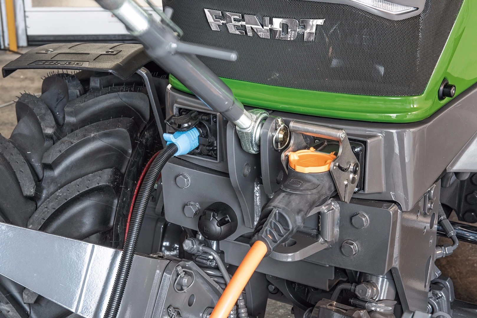 The e100 Vario is fully compatible with existing hydraulic implements and it also has two AEF-compliant power interfaces for electrical equipment, with a short-term boost available of up to 150 kW.