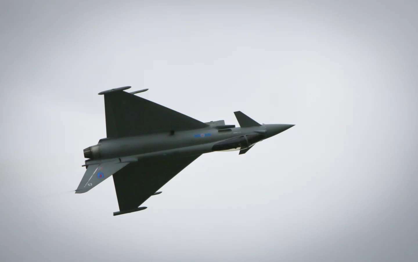 Eurofighter Typhoon roars across Farnborough skies (Photo: Gizmag)