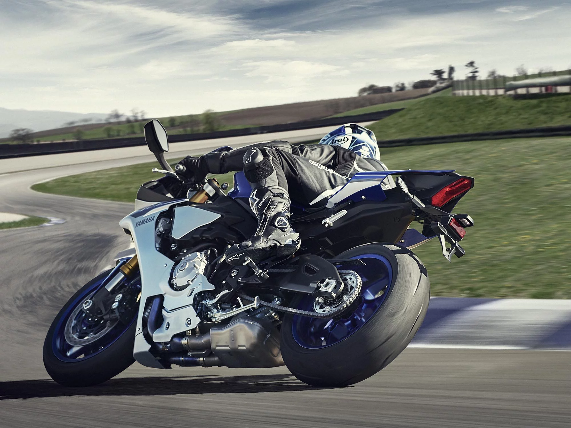 2015 Yamaha R1 - in action on the racetrack