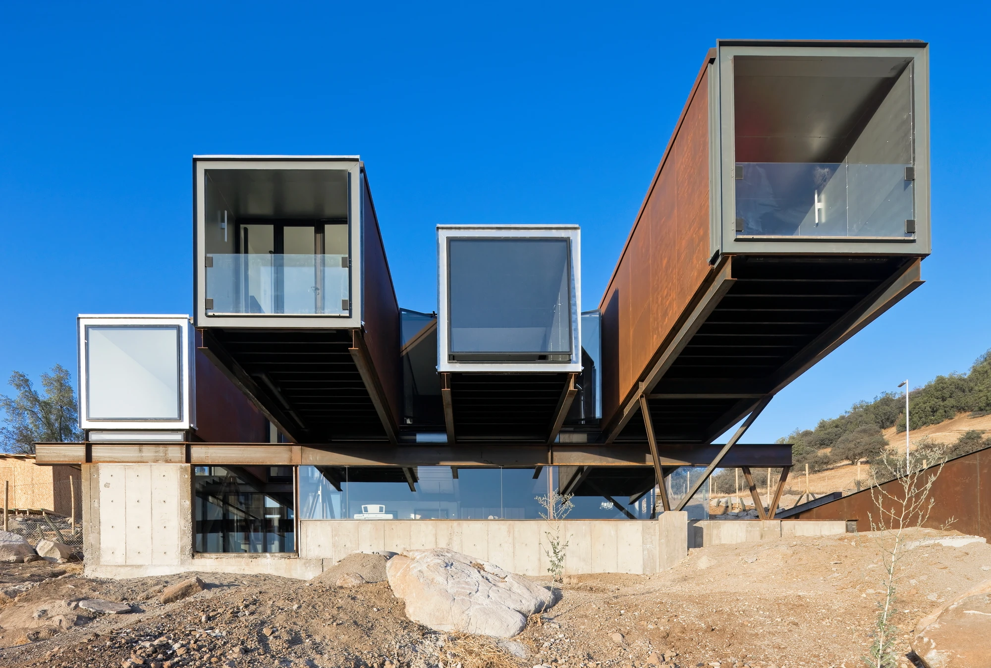 Caterpillar House measures 350 sq m (3,800 sq ft), and comprises a total of 12 used shipping containers (Photo: Sergio Pirrone)