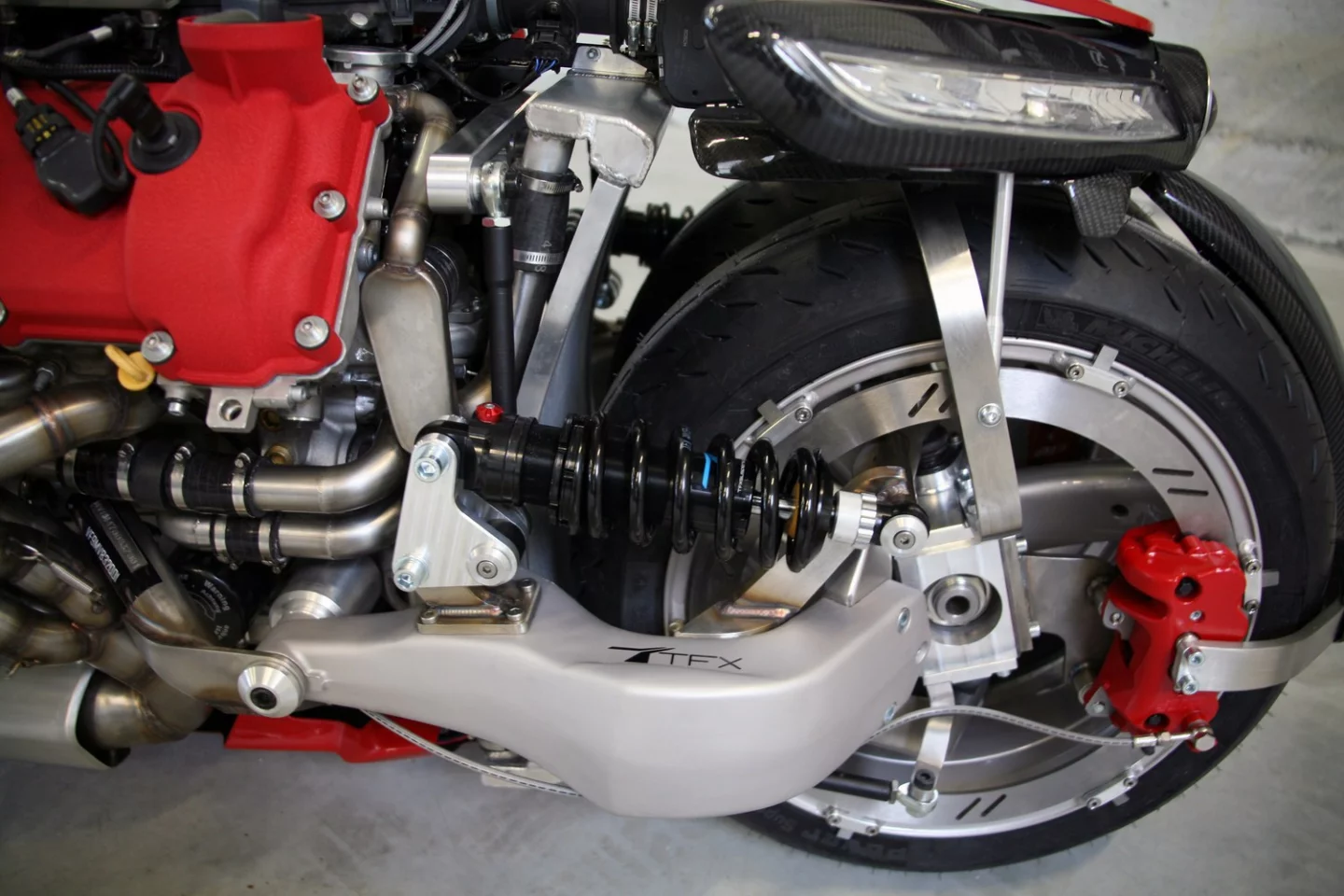 Lazareth LM 847: front right swingarm with independent shock and rim-mounted brake disc