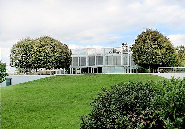 View of Taghkanic House from the right side – the ground is seen gently curving up to the level of the sod roof (Photo: T. Phifer and Partners)